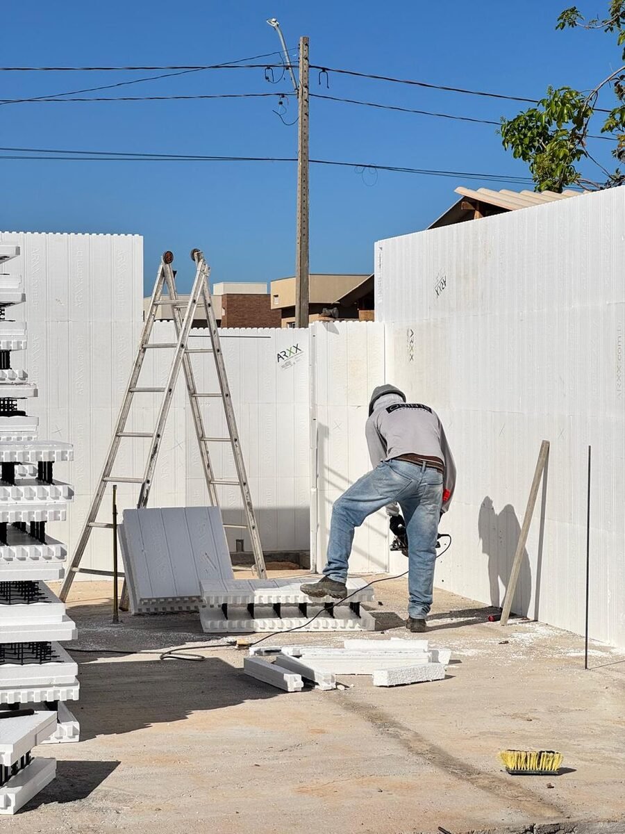 Canteiro de obra organizado com paredes ICF ARXX em construção de alto padrão em Palmas TO