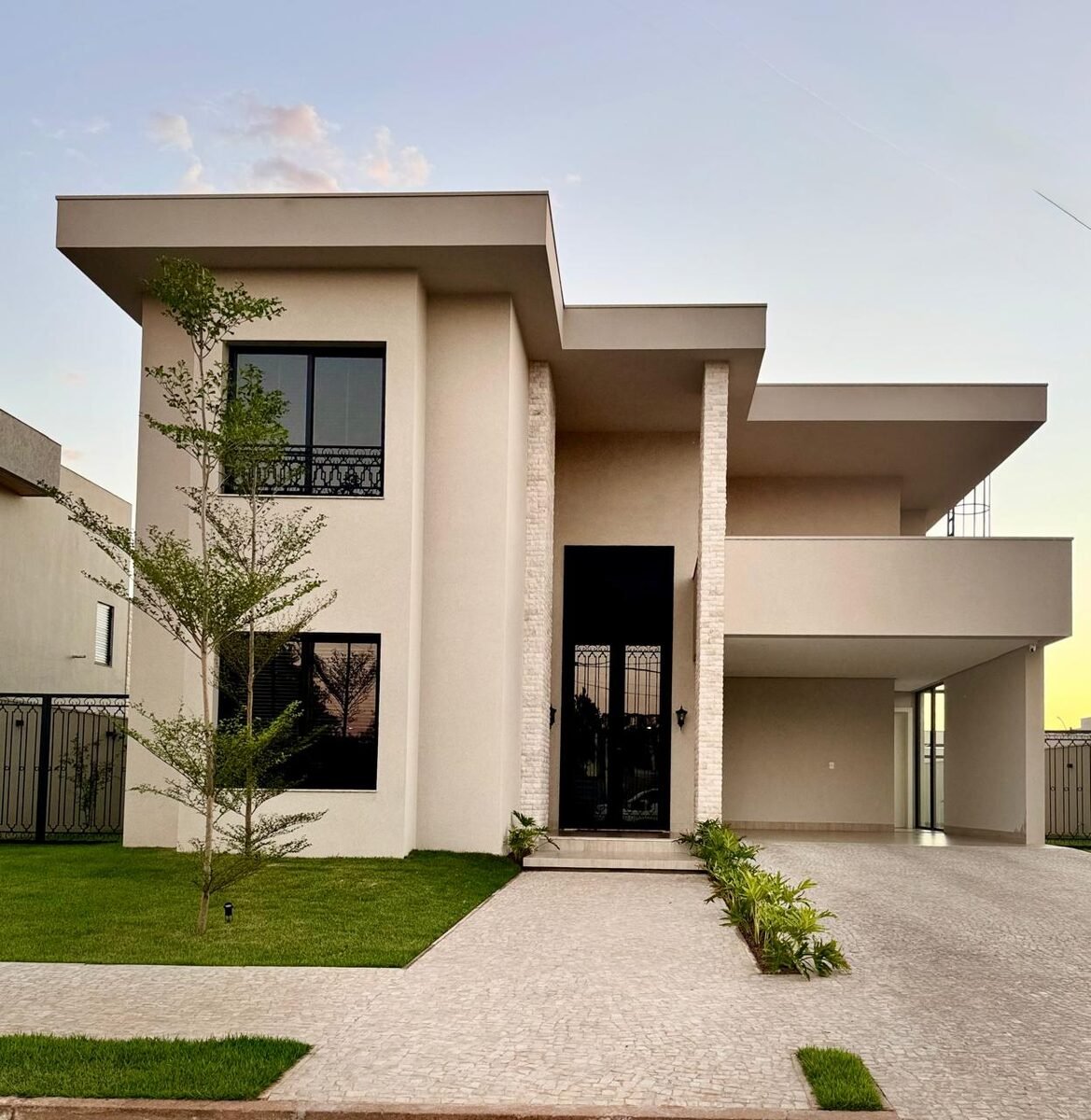 Fachada frontal de casa de alto padrão entregue em ICF ARXX pela Quinto Construtora em Palmas TO