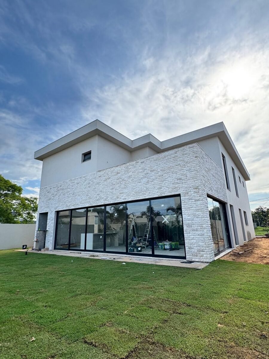 Vista lateral com fachada de vidro de casa de alto padrão construída em ICF ARXX em Palmas