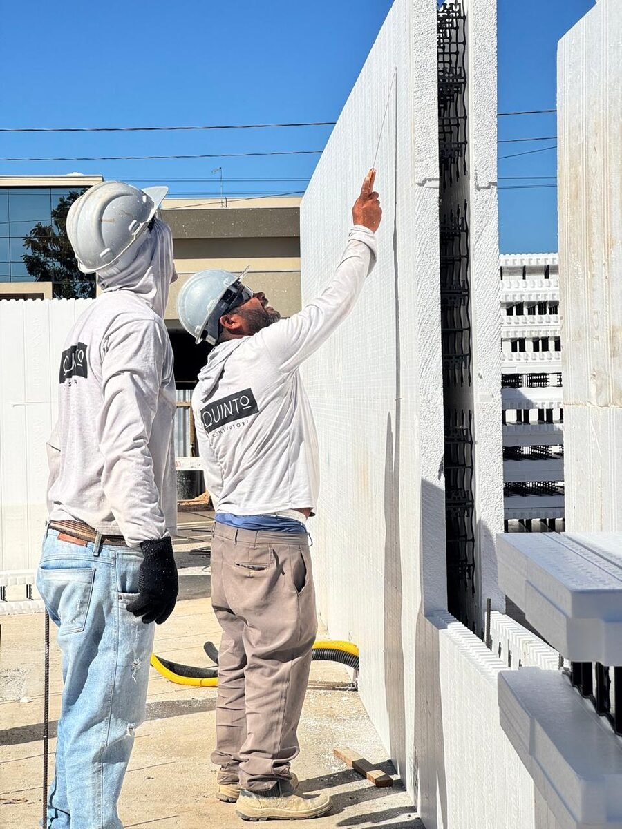 Equipe da Quinto Construtora executando paredes ICF ARXX em obra de alto padrão em Palmas Tocantins