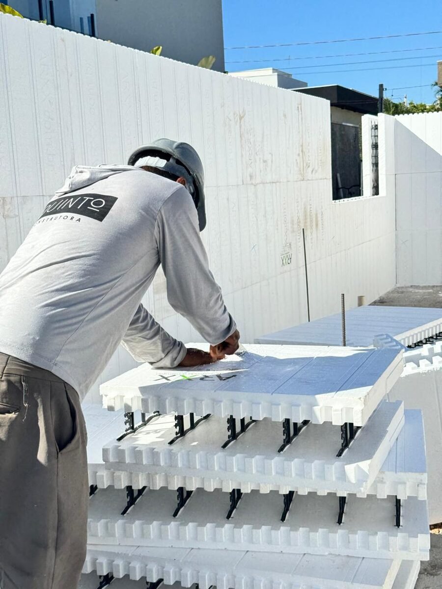 Profissional da Quinto Construtora executando parede com método construtivo ICF ARXX em Palmas Tocantins