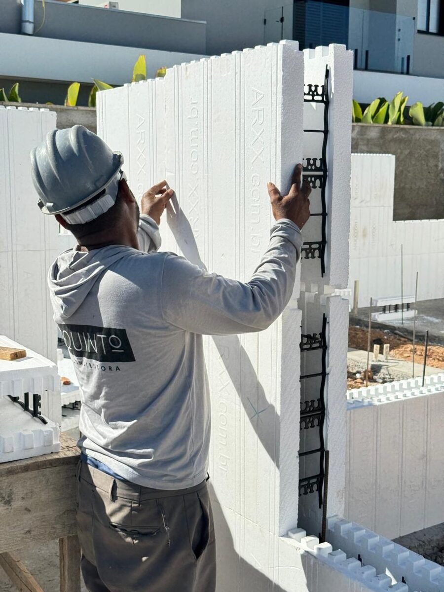 Montagem de forma isolante ICF ARXX por profissional da Quinto Construtora em obra em Palmas