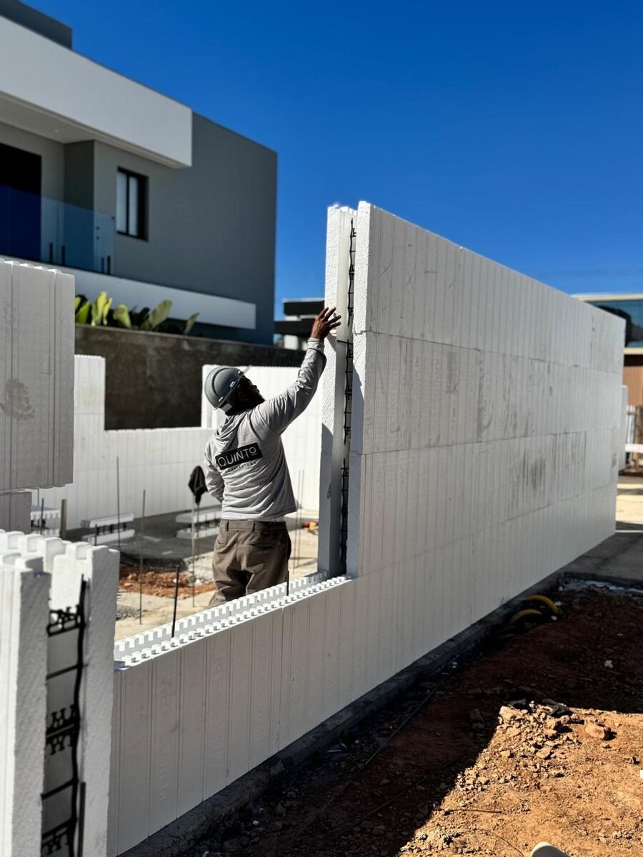 Execução de paredes monolíticas com formas ICF ARXX em obra da Quinto Construtora em Palmas TO